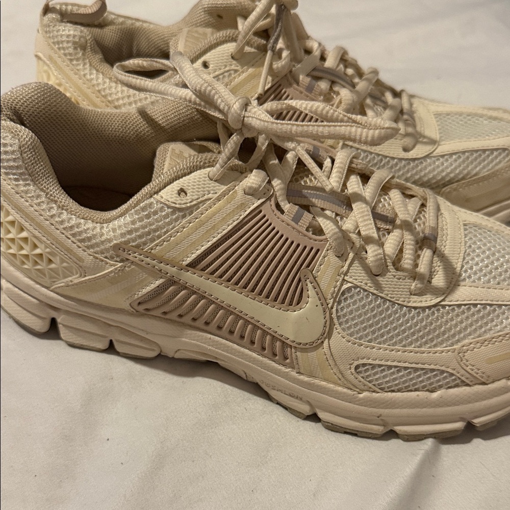 Nike Big Kids 6Y Vomero Sneakers in Cream and Light Tan